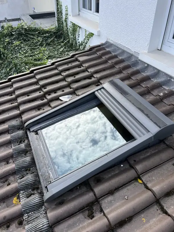 Fenêtre de toit Velux au verre transparent après nettoyage BlueOtter
