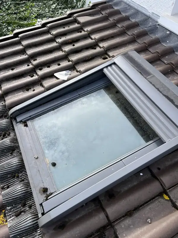 Fenêtre de toit Velux au verre voilé et encrassé avant nettoyage