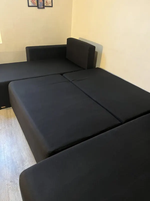 Le même canapé convertible noir, uniforme et sans auréoles, après nettoyage BlueOtter
