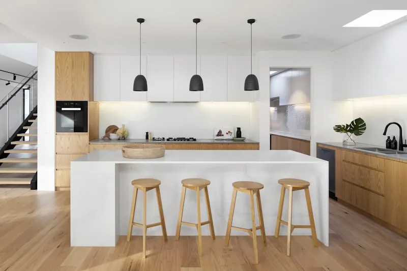Sol dur propre et lustré dans un intérieur moderne